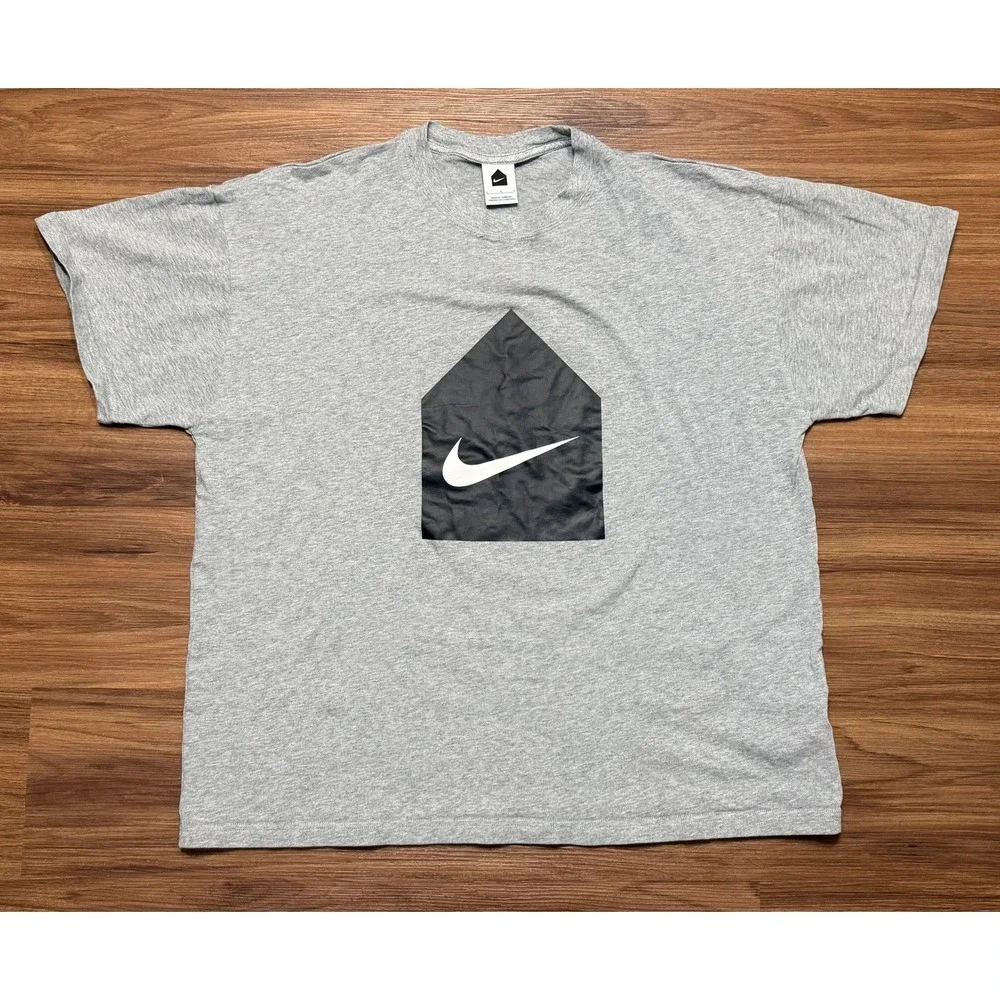 Nike x Dover Street Market DSM Swoosh Graphic T-Shirt Grey DJ2763-063 Men Sz L